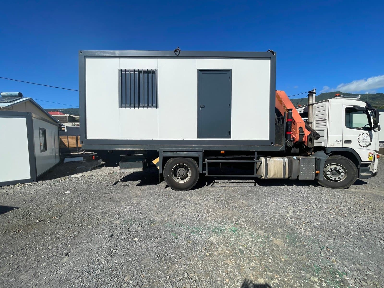 Equipe E-BOX installant des modules prefabriques a La Reunion