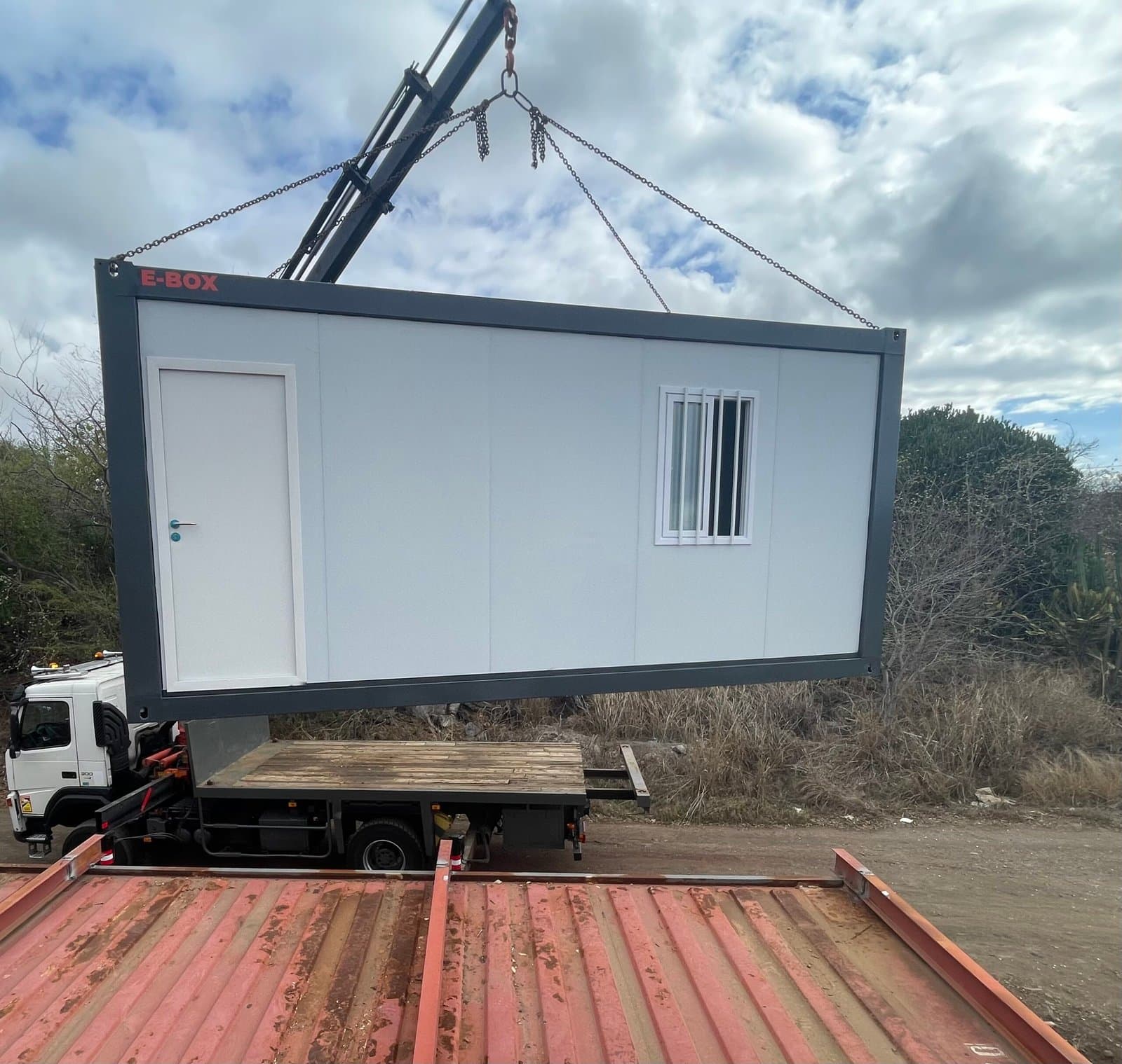 Module modulaire E-BOX en cours d'installation